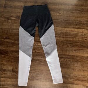 ❤️❤️Onzie Black and Gray size XS Colorblock Leggings❤️❤️